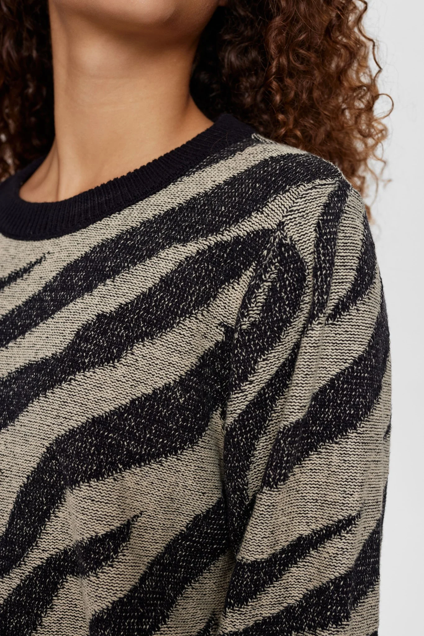 NUALEXI PULLOVER  - Caviar - Image 4
