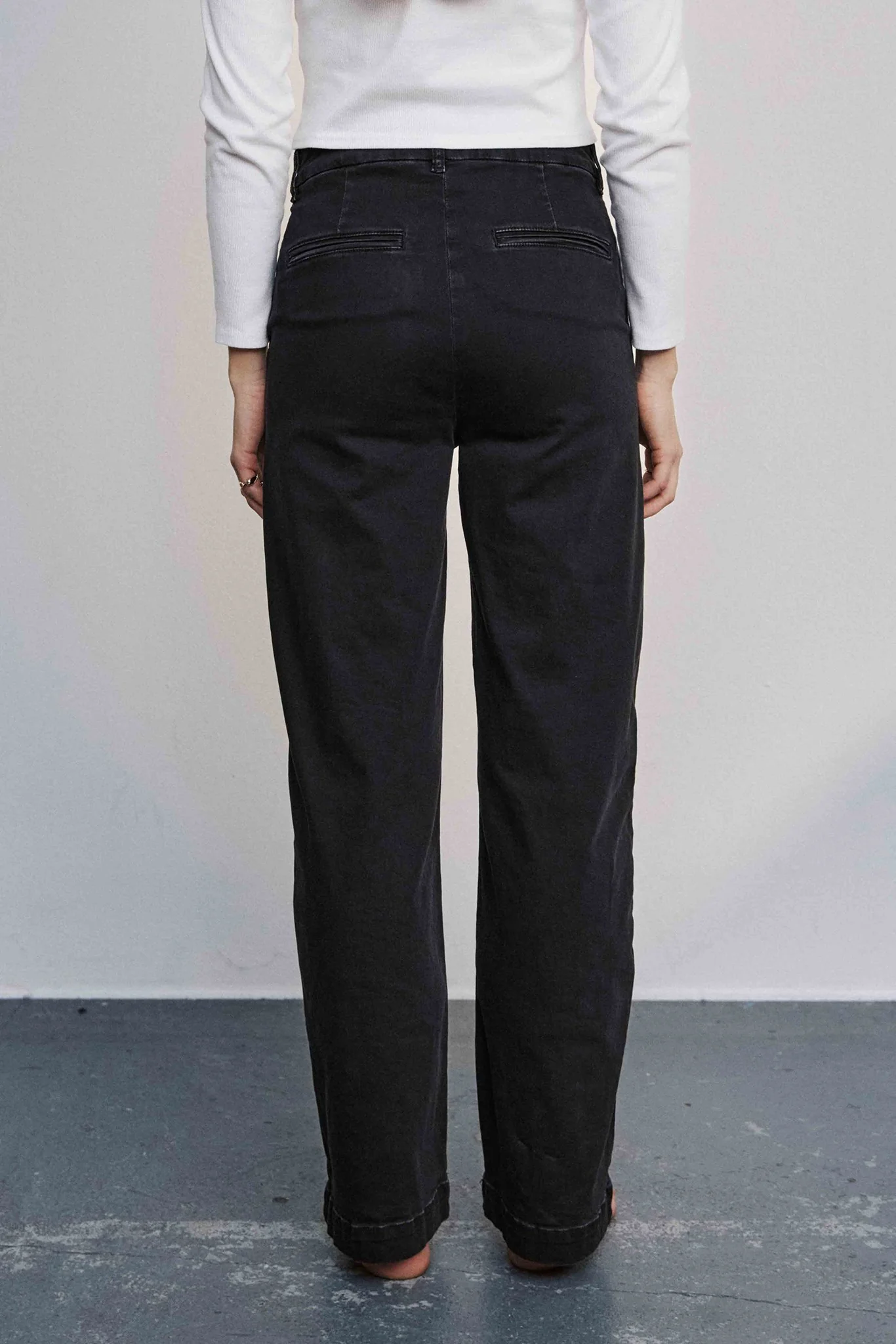 NUAMBER PANTS SHORT BLACK - Caviar - Image 2