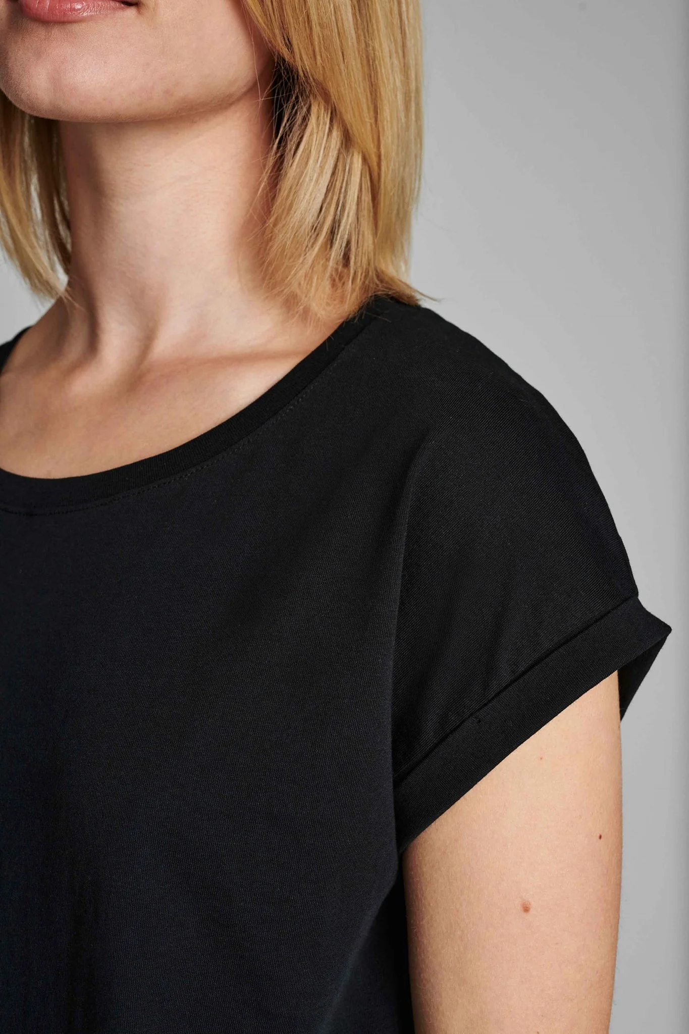 NUBEVERLY T-SHIRT - NOOS - Caviar - Image 4