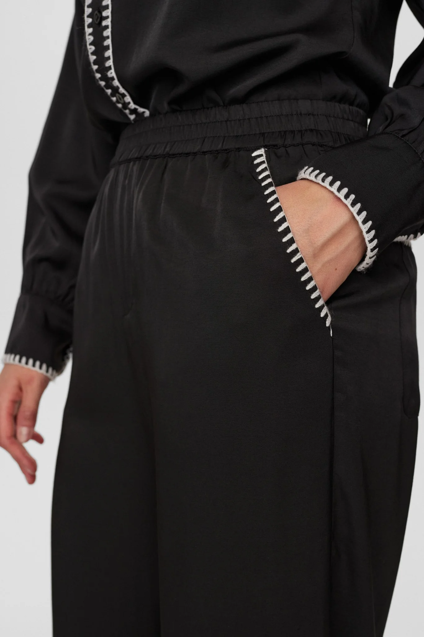NUDARBY PANTS - Caviar - Image 5