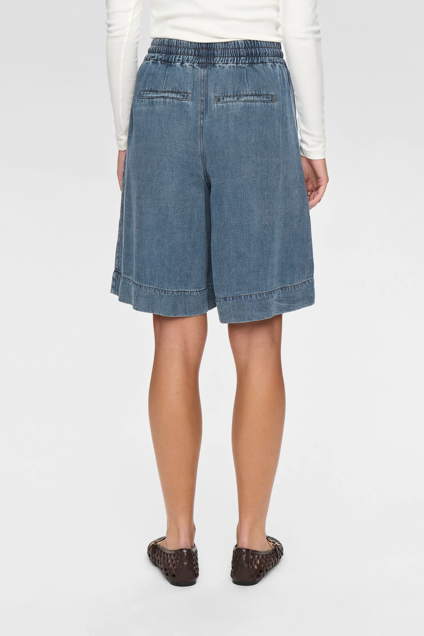 NUELIDA SHORTS - Snow Washed Denim - Image 3