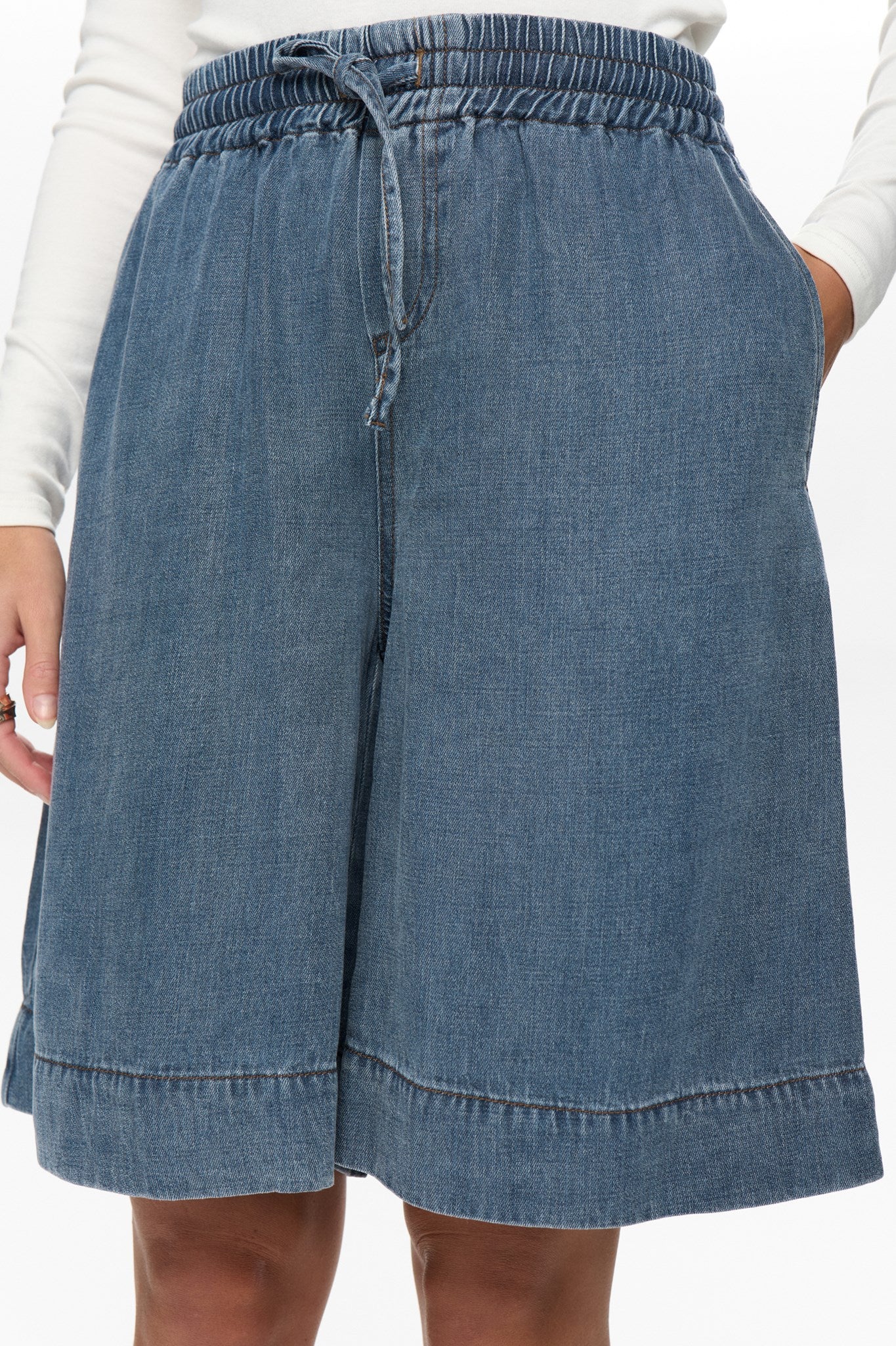 NUELIDA SHORTS - Snow Washed Denim - Image 4