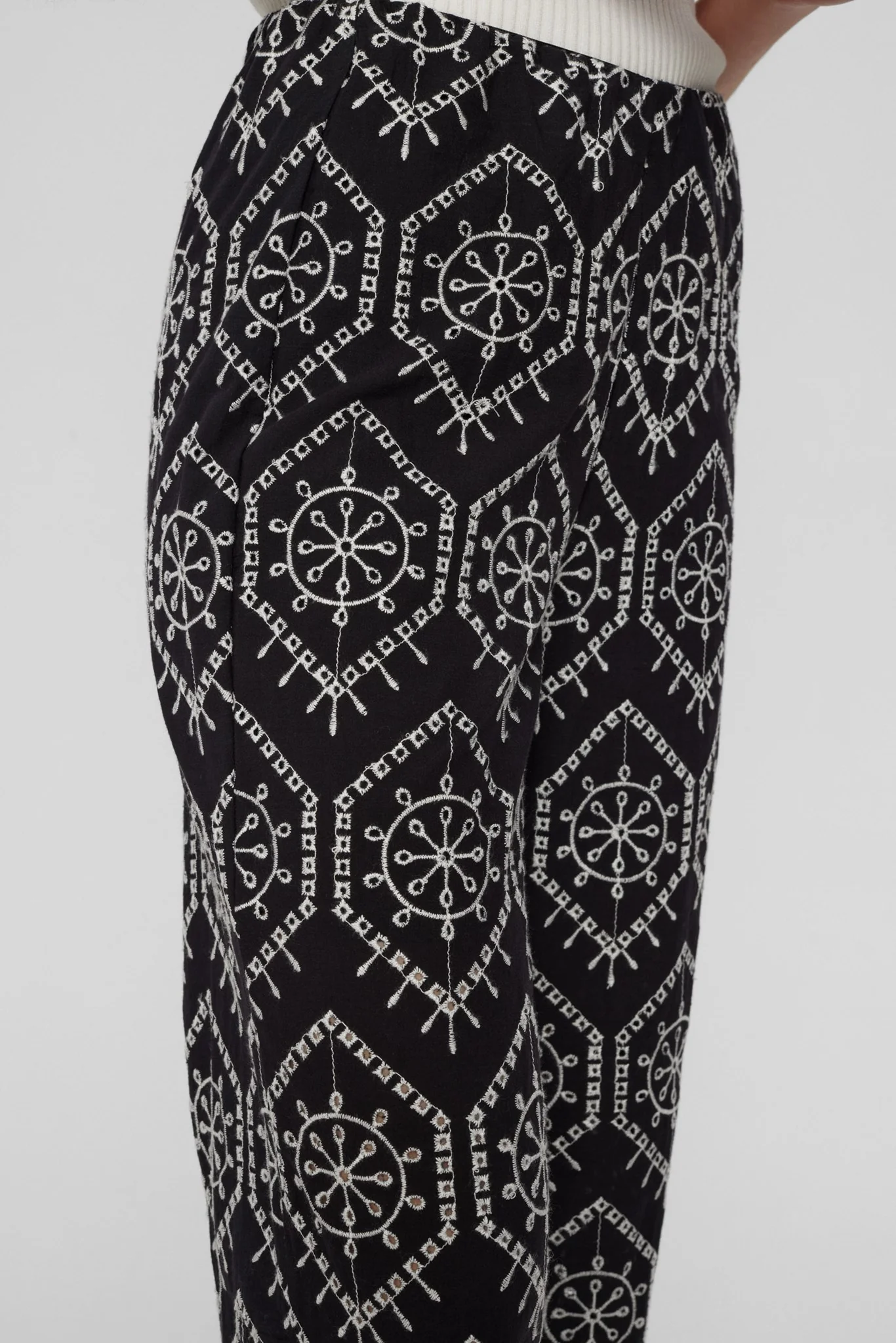 NUEVELYN CROPPED PANTS - Caviar - Image 4