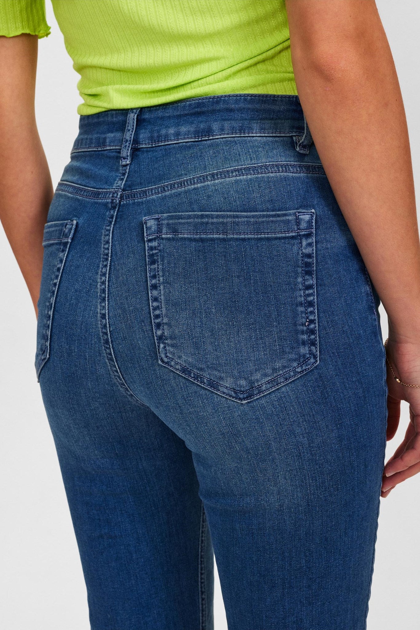 NURENEE CROP JEANS - Medium Blue Denim - Image 5