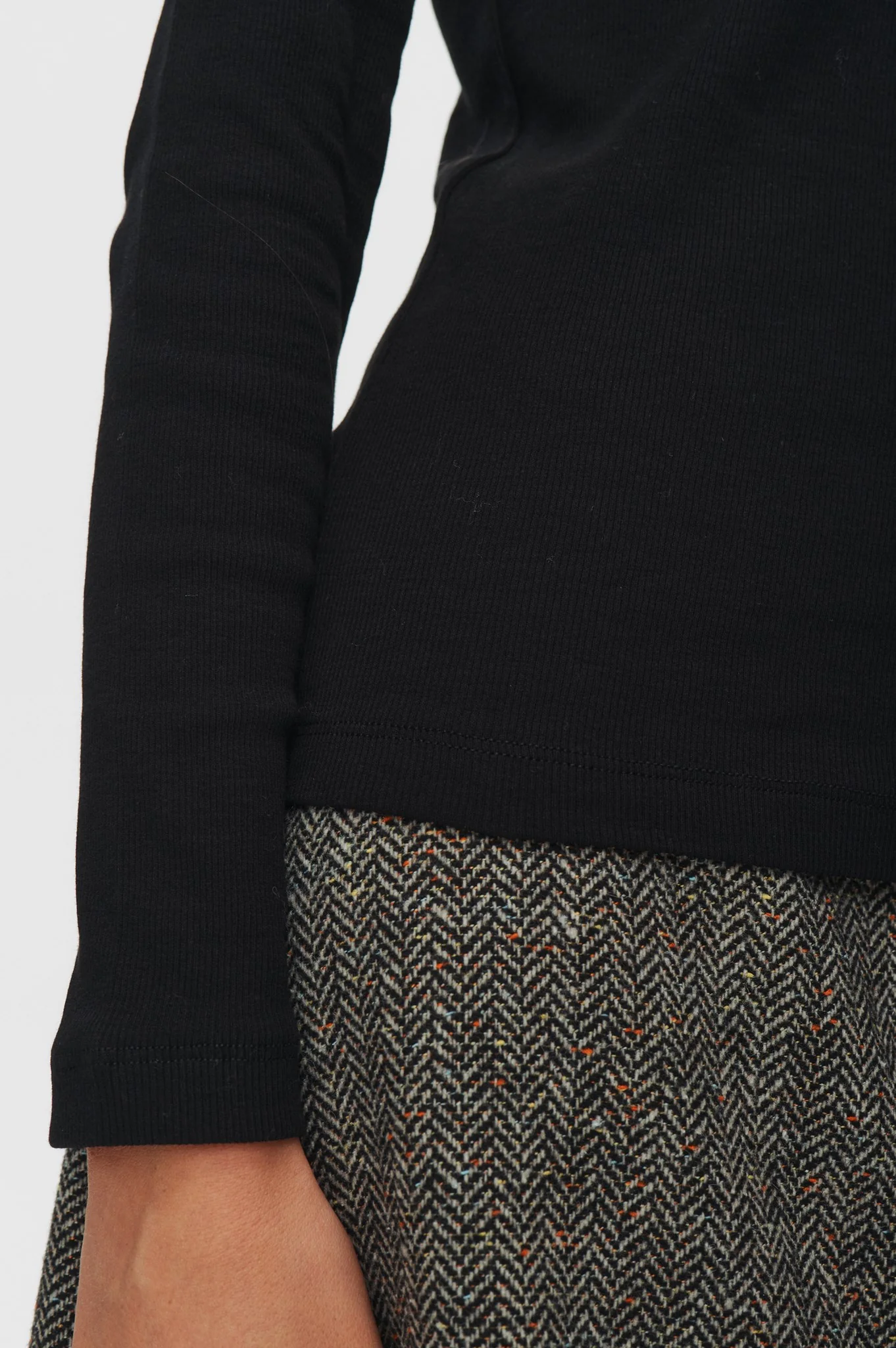 NURILEY LS TEE - Caviar - Image 4