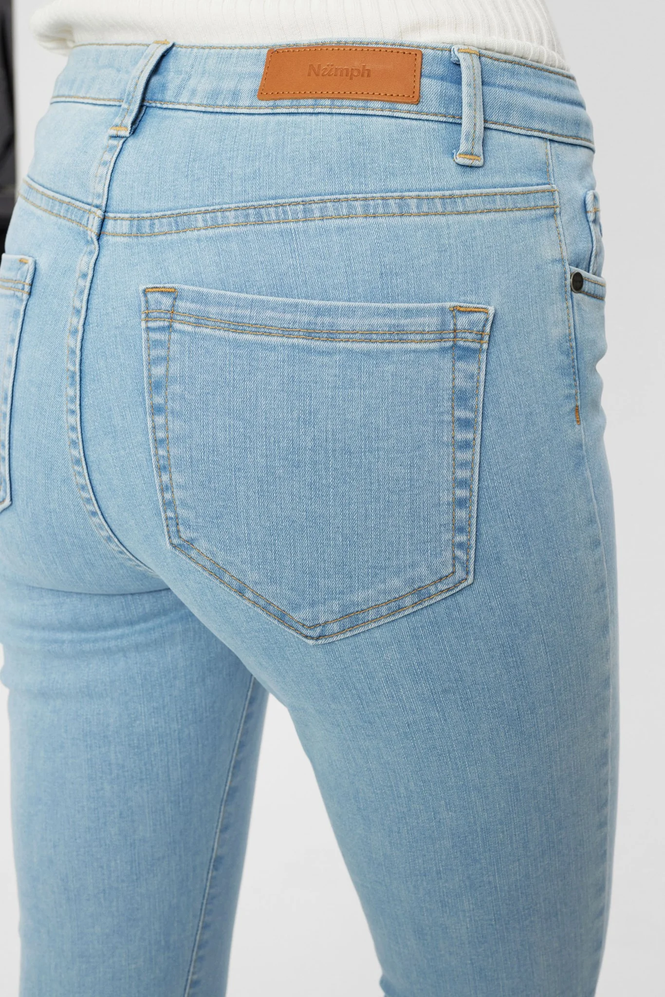 NUSIDNEY CROPPED JEANS - Light Blue Denim - Image 5