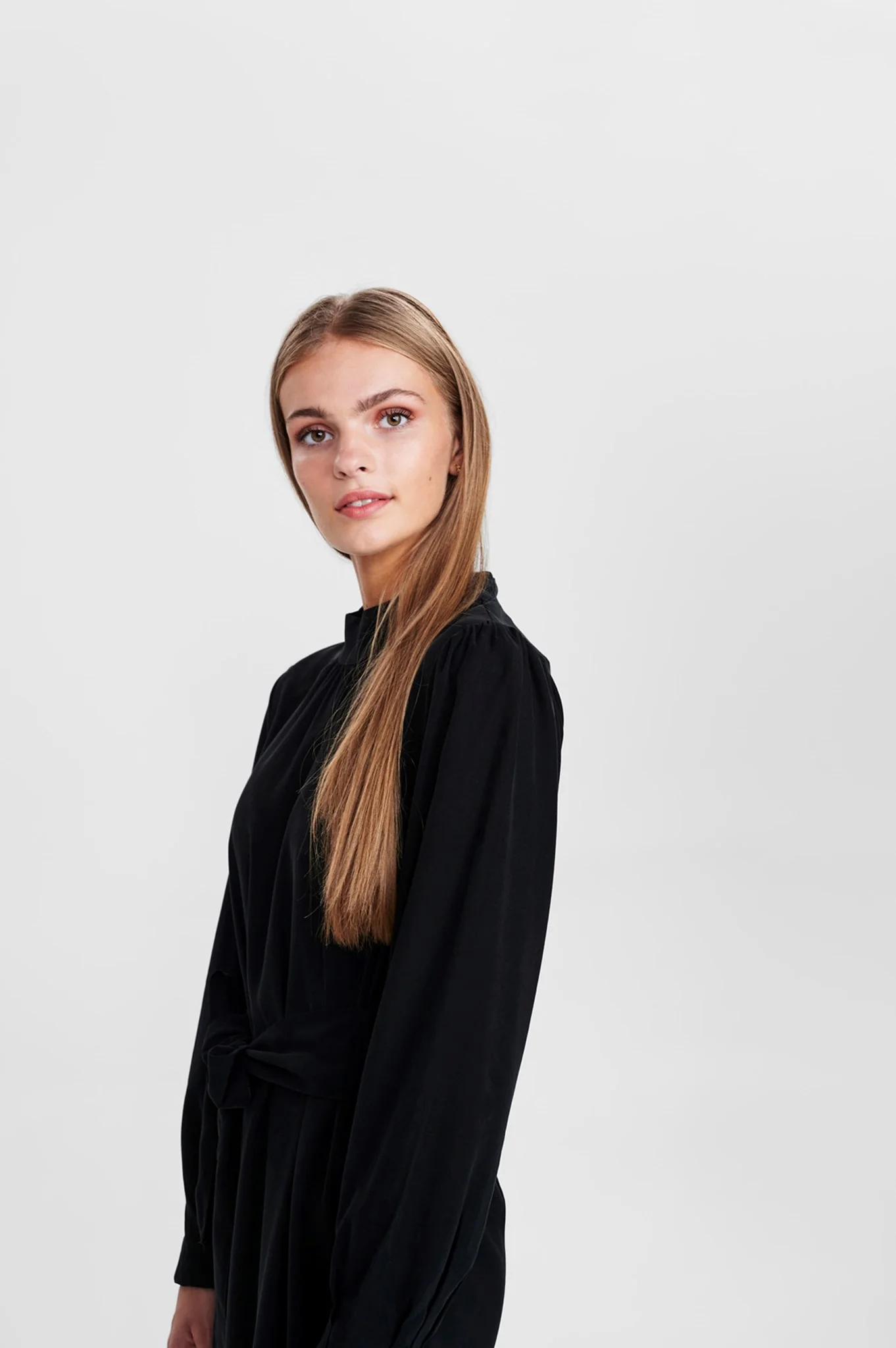 SISESSAN DRESS - Caviar - Image 6